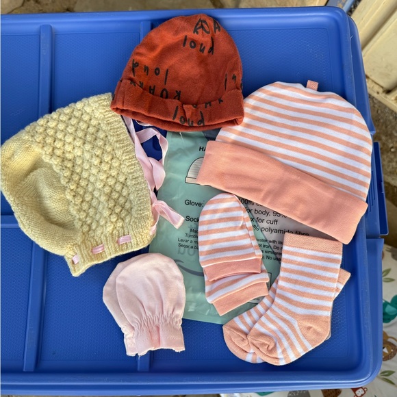 Big bundle of newborn baby socks, mittens, caps, beanies - Picture 5 of 10